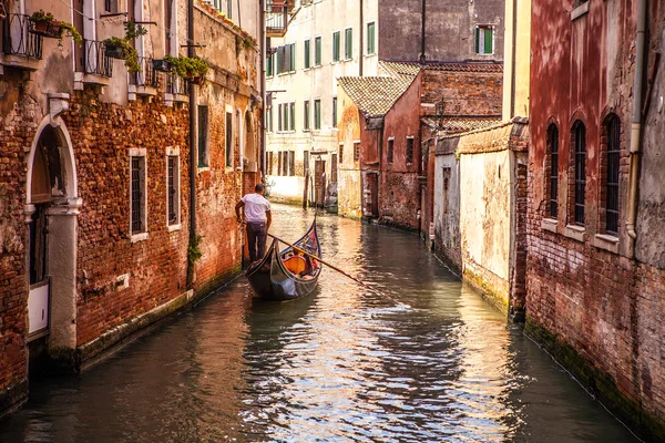 VENICE, OLASZORSZÁG - Augusztus 17, 2016: Hagyományos gondolák keskeny csatorna közelkép augusztus 17, 2016 a Velence, Olaszország. — Stock Fotó