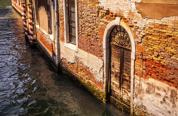 베니스, 이탈리아-8 월 18 일, 2016: 유명한 건축 기념물 및 베니스, 이탈리아에서 8 월 18 일, 2016에 오래 된 중세 건물 클로즈업의 화려한 외관. — 스톡 사진