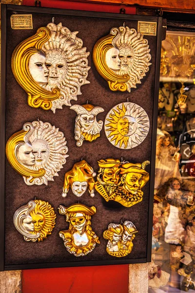 Venezianische Masken im Schaufenster in Venedig. Der jährliche Karneval in Venedig zählt zu den berühmtesten in Europa. — Stockfoto