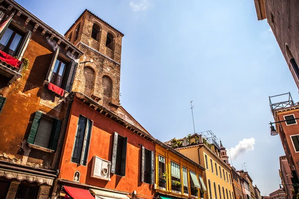 Venice, İtalya - 18 Ağustos 2016: Ünlü mimari anıtları ve renkli cephe eski ortaçağ binaları yakın çekim 18 Ağustos 2016 Venedik, İtalya. — Stok fotoğraf