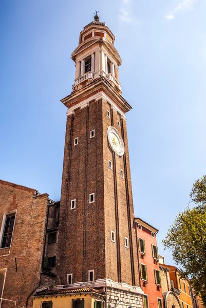 Venice, İtalya - 18 Ağustos 2016: Ünlü mimari anıtları ve renkli cephe eski ortaçağ binaları yakın çekim 18 Ağustos 2016 Venedik, İtalya. — Stok fotoğraf