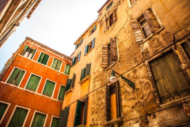 Venice, İtalya - 18 Ağustos 2016: Ünlü mimari anıtları ve renkli cephe eski ortaçağ binaları yakın çekim 18 Ağustos 2016 Venedik, İtalya.