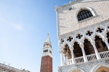 Venice, İtalya - 18 Ağustos 2016: Piazza San Marco Marco Bazilikası ve 18 Ağustos 2016 çan kulesi, St Mark's Campanile (Campanile di San Marco) yakın çekim Venedik, İtalya.