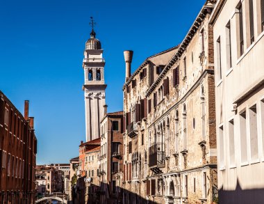 Venice, İtalya - 18 Ağustos 2016: Ünlü mimari anıtları ve renkli cephe eski ortaçağ binaları yakın çekim 18 Ağustos 2016 Venedik, İtalya.