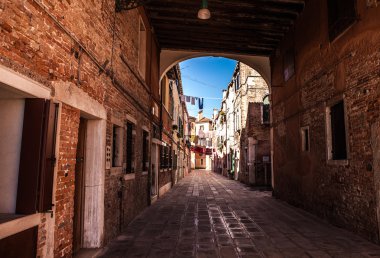 Venice, İtalya - 18 Ağustos 2016: Ünlü mimari anıtları ve renkli cephe eski ortaçağ binaları yakın çekim 18 Ağustos 2016 Venedik, İtalya.