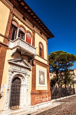 Venice, İtalya - 18 Ağustos 2016: Ünlü mimari anıtları ve renkli cephe eski ortaçağ binaları yakın çekim 18 Ağustos 2016 Venedik, İtalya.