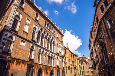 Venice, İtalya - 19 Ağustos 2016: Ünlü mimari anıtları ve renkli cephe eski ortaçağ binaları yakın çekim 19 Ağustos 2016 Venedik, İtalya.