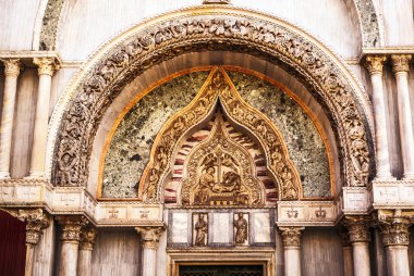 Venice, İtalya - 19 Ağustos 2016: Piazza San Marco Marco Bazilikası ve 19 Ağustos 2016 çan kulesi, St Mark's Campanile (Campanile di San Marco) yakın çekim Venedik, İtalya.