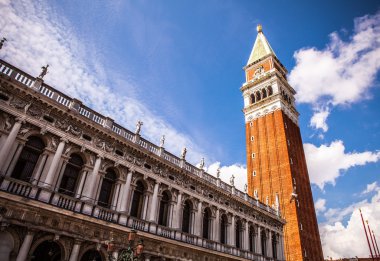 Venice, İtalya - 19 Ağustos 2016: Piazza San Marco Marco Bazilikası ve 19 Ağustos 2016 çan kulesi, St Mark's Campanile (Campanile di San Marco) yakın çekim Venedik, İtalya.