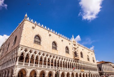 Venice, İtalya - 19 Ağustos 2016: Piazza San Marco Marco Bazilikası ve 19 Ağustos 2016 çan kulesi, St Mark's Campanile (Campanile di San Marco) yakın çekim Venedik, İtalya.
