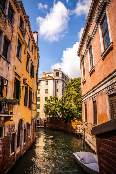 VENISE, ITALIE - 18 AOÛT 2016 : Monuments architecturaux célèbres et façades colorées de vieux bâtiments médiévaux close-up le 18 août 2016 à Venise, Italie . — Photo