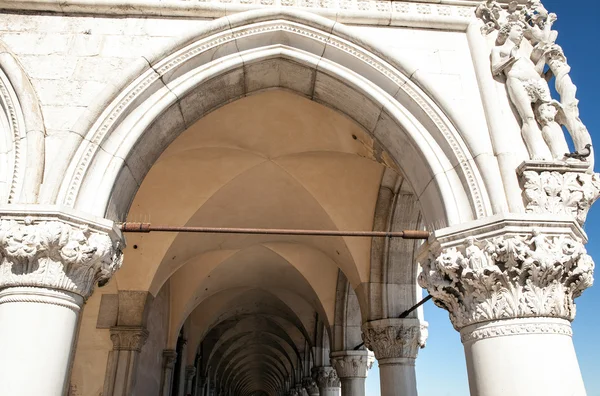 Venedig, Italien - 18 augusti 2016: Piazza San Marco med den Basilica of Saint Mark och den bell tower of St Mark's Campanile (Campanile di San Marco) Närbild på 18 augusti, 2016 i Venedig, Italien. — Stockfoto