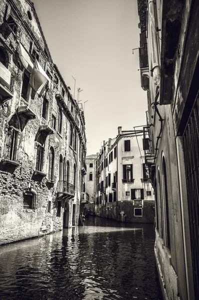 Wenecja, Włochy - 19 sierpnia 2016: Słynne zabytki architektury elewacje starych średniowiecznych budynków zbliżenie. Fotografia czarno biała 19 sierpnia 2016 w Wenecja, Włochy. — Zdjęcie stockowe