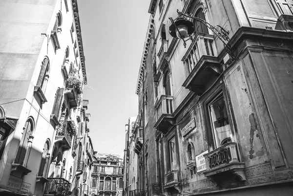 VENICE, ITÁLIA - AGOSTO 19, 2016: Famosos monumentos arquitetônicos fachadas de edifícios medievais antigos close-up. Foto preto-branco em 19 de agosto de 2016 em Veneza, Itália . — Fotografia de Stock