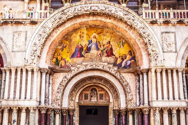 VENICE, ITÁLIA - AGOSTO 19, 2016: Piazza San Marco com a Basílica de São Marcos e o campanário de São Marcos Campanile (Campanile di San Marco) close-up em 19 de agosto de 2016 em Veneza, Itália . — Fotografia de Stock