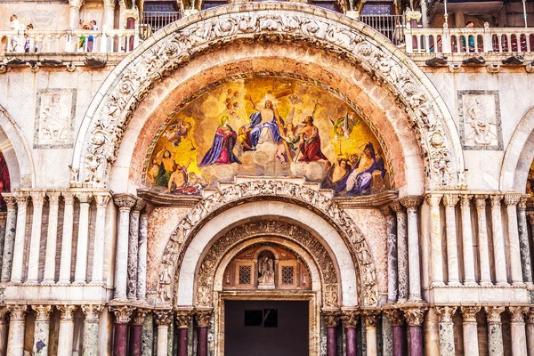 Venedig, Italien - 19. August 2016: piazza san marco mit der basilika des heiligen zeichen und dem glockenturm des campanile (campanile di san marco) aus nächster nähe am 19. august 2016 in venedig, italien. — Stockfoto