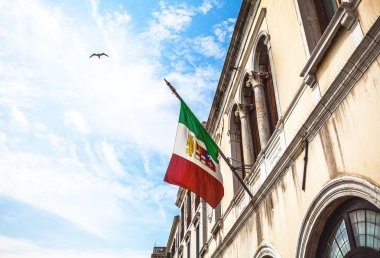 Venice, İtalya - 19 Ağustos 2016: Ünlü mimari anıtları ve renkli cephe eski ortaçağ binaları yakın çekim 19 Ağustos 2016 Venedik, İtalya.