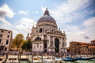 Venice, İtalya - 19 Ağustos 2016: Ünlü mimari anıtları ve renkli cephe eski ortaçağ binaları yakın çekim 19 Ağustos 2016 Venedik, İtalya.