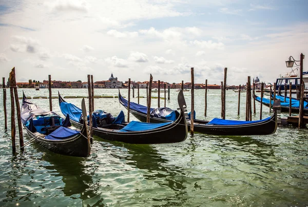 VENICE, ITALY - AUGUST 19, 2016: Traditional gondolas on narrow canal close-up on August 19, 2016 in Venice, Italy. — Stock Photo, Image