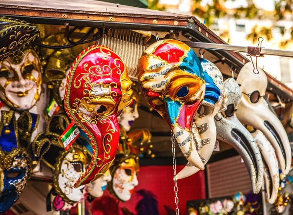 Máscaras venecianas en la exhibición de la tienda en Venecia. Carnaval anual en Venecia es uno de los más famosos de Europa . —  Fotos de Stock