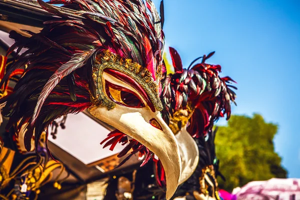 Venezianische Masken im Schaufenster in Venedig. Der jährliche Karneval in Venedig zählt zu den berühmtesten in Europa. — Stockfoto