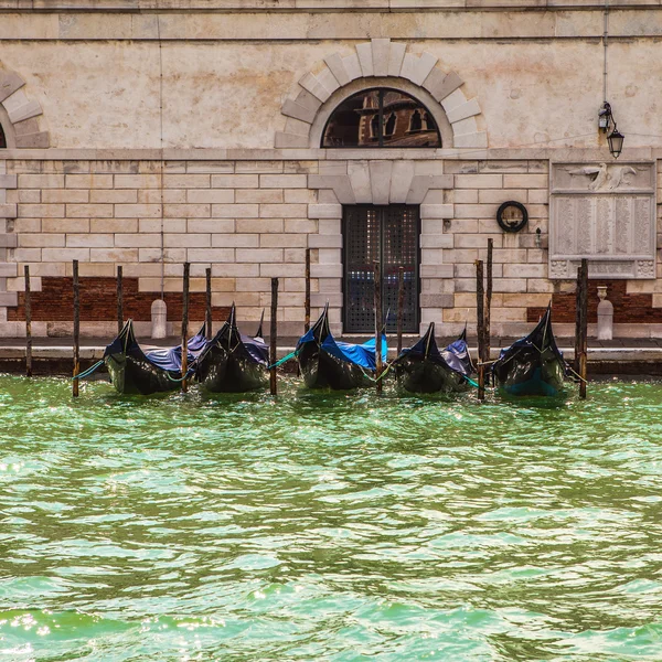 ВЕНИЦА, ИТАЛИЯ - 19 августа 2016 года: Традиционные гондолы на узком канале крупным планом 19 августа 2016 года в Венеции, Италия . — стоковое фото
