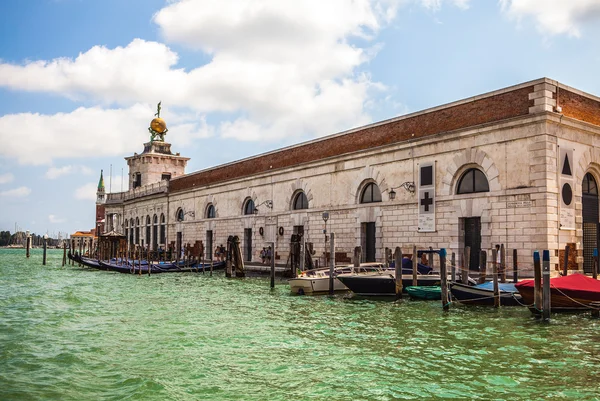 VENICE, ITALY - AUGUST 19, 2016: View on the cityscape of Grand Canal on August 19, 2016 in Venice, Italy. — Stock Photo, Image