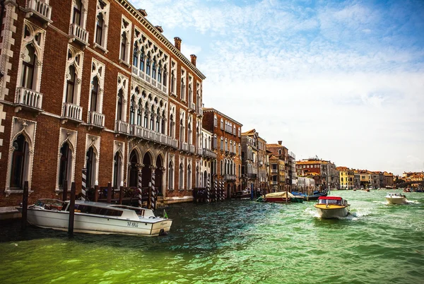 VENICE, ITÁLIA - AGOSTO 19, 2016: Barco de passageiros de alta velocidade se move nos canais venezianos em 19 de agosto de 2016 em Veneza, Itália . — Fotografia de Stock