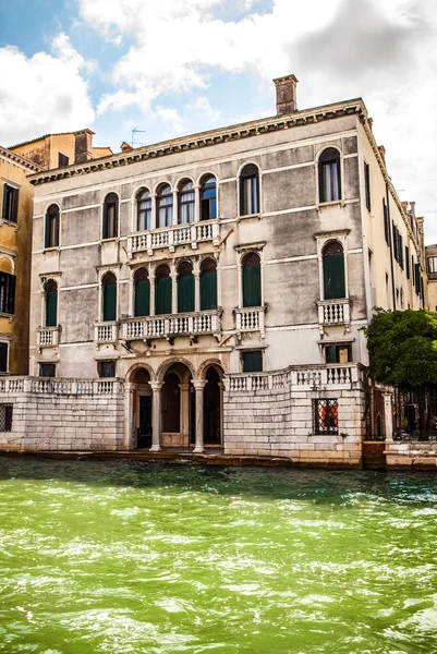 Venice, İtalya - 19 Ağustos 2016: Ünlü mimari anıtları ve renkli cephe eski ortaçağ binaları yakın çekim 19 Ağustos 2016 Venedik, İtalya.