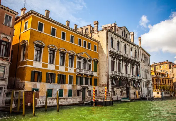 VENICE, ITALY - AUGUST 19, 2016: Famous architectural monuments and colorful facades of old medieval buildings close-up on August 19, 2016 in Venice, Italy. — Stock Photo, Image