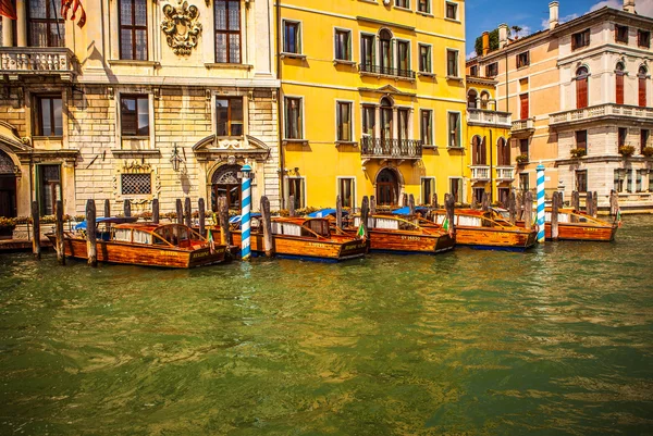 8 월 19 일, 2016, 이탈리아 베니스에에서 베니스에 물에 베니스, 이탈리아-8 월 19 일, 2016: 복고풍 갈색 택시 보트. — 스톡 사진