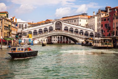Venice, İtalya - 19 Ağustos 2016: Üzerinde 19 Ağustos 2016 Venedik Venedik, İtalya Grand Canal, Vaporetto (yolcu tekne).