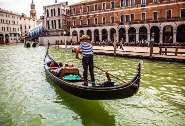 Venice, İtalya - 19 Ağustos 2016: Geleneksel gondol üzerinde 19 Ağustos 2016 dar kanal yakın çekim Venedik, İtalya.