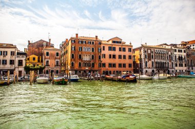 Venice, İtalya - 19 Ağustos 2016: Ünlü mimari anıtları ve renkli cephe eski ortaçağ binaları yakın çekim 19 Ağustos 2016 Venedik, İtalya.