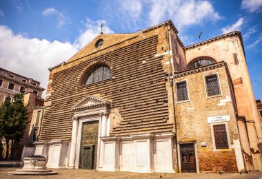 Venice, İtalya - 19 Ağustos 2016: Ünlü mimari anıtları ve renkli cephe eski ortaçağ binaları yakın çekim 19 Ağustos 2016 Venedik, İtalya.
