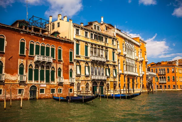 VENICE, ITALY - AUGUST 19, 2016: Traditional gondolas on narrow canal close-up on August 19, 2016 in Venice, Italy. — Stock Photo, Image