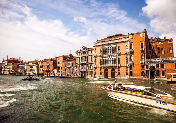 VENISE, ITALIE - 19 AOÛT 2016 : Un bateau à passagers à grande vitesse se déplace sur les canaux vénitiens le 19 août 2016 à Venise, Italie . — Photo