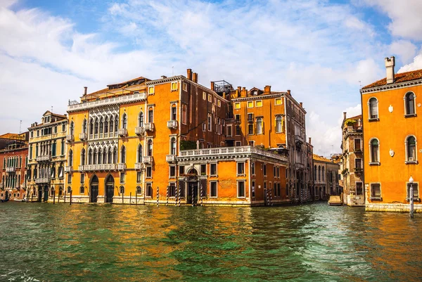 VENICE, ITALY - AUGUST 19, 2016: Famous architectural monuments and colorful facades of old medieval buildings close-up on August 19, 2016 in Venice, Italy. — Stock Photo, Image