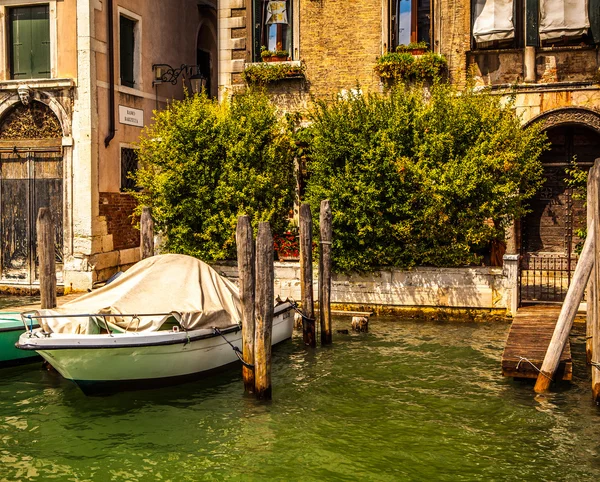 VENICE, ITÁLIA - AGOSTO 19, 2016: Barco de passageiros de alta velocidade se move nos canais venezianos em 19 de agosto de 2016 em Veneza, Itália . — Fotografia de Stock