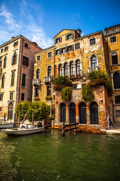 VENECIA, ITALIA - 19 DE AGOSTO DE 2016: Famosos monumentos arquitectónicos y fachadas coloridas de edificios medievales antiguos de cerca el 19 de agosto de 2016 en Venecia, Italia . —  Fotos de Stock