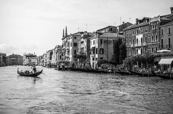 Wenecja, Włochy - 19 sierpnia 2016: Słynne zabytki architektury elewacje starych średniowiecznych budynków zbliżenie. Fotografia czarno biała 19 sierpnia 2016 w Wenecja, Włochy. — Zdjęcie stockowe