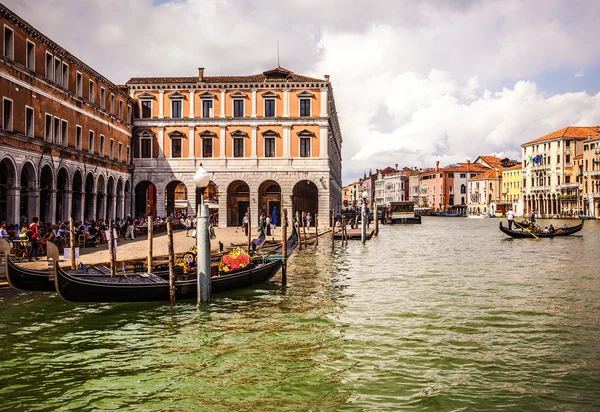 Venedig, Italien - 19 augusti 2016: Traditionella Gondoler på smala kanalen närbild på 19 augusti 2016 i Venedig, Italien. — Stockfoto