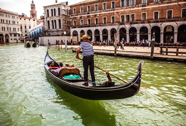 Venice, İtalya - 19 Ağustos 2016: Geleneksel gondol üzerinde 19 Ağustos 2016 dar kanal yakın çekim Venedik, İtalya. — Stok fotoğraf