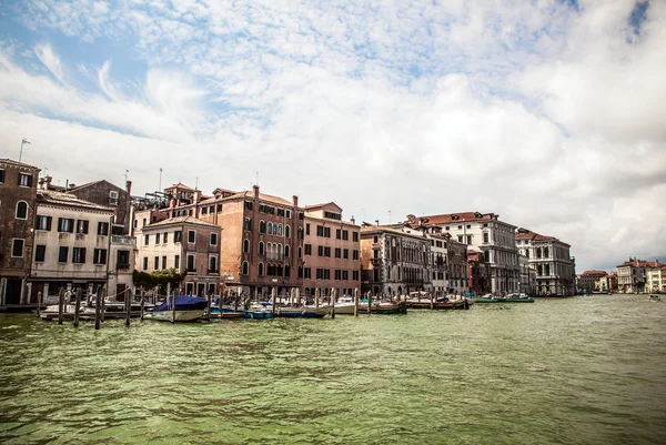 VENICE, ITALY - AUGUST 19, 2016: View on the cityscape of Grand Canal on August 19, 2016 in Venice, Italy. — Stock Photo, Image