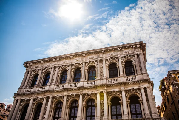 VENECIA, ITALIA - 19 DE AGOSTO DE 2016: Famosos monumentos arquitectónicos y fachadas coloridas de edificios medievales antiguos de cerca el 19 de agosto de 2016 en Venecia, Italia . — Foto de Stock