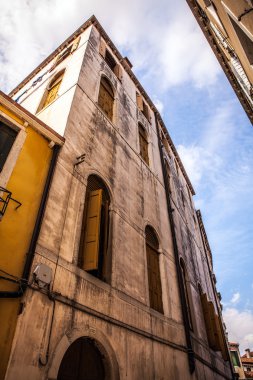 Murano, İtalya - 19 Ağustos 2016: Ünlü mimari anıtları ve 19 Ağustos 2016 Murano, İtalya için eski ortaçağ binaları yakın çekim renkli cephe.