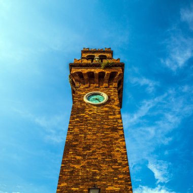 Murano, İtalya - 19 Ağustos 2016: Ünlü mimari anıtları ve 19 Ağustos 2016 Murano, İtalya için eski ortaçağ binaları yakın çekim renkli cephe.