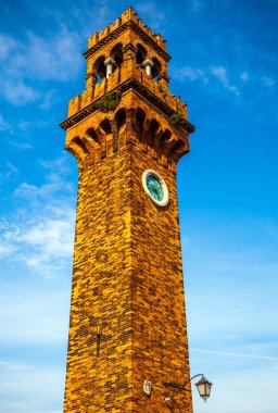 Murano, İtalya - 19 Ağustos 2016: Ünlü mimari anıtları ve 19 Ağustos 2016 Murano, İtalya için eski ortaçağ binaları yakın çekim renkli cephe.