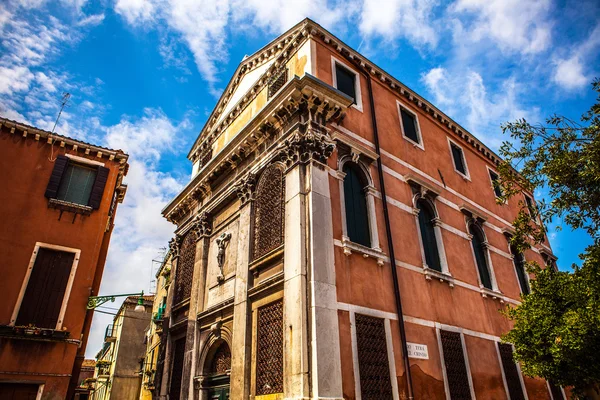 Murano, İtalya - 19 Ağustos 2016: Ünlü mimari anıtları ve 19 Ağustos 2016 Murano, İtalya için eski ortaçağ binaları yakın çekim renkli cephe. — Stok fotoğraf