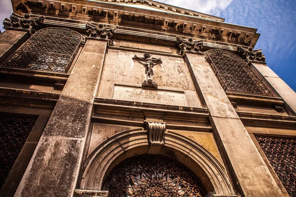 Murano, Italië - 19 augustus 2016: Architecturale monumenten en kleurrijke gevels van oude middeleeuwse gebouwen close-up op Murano, Italië, 19 augustus 2016. — Stockfoto